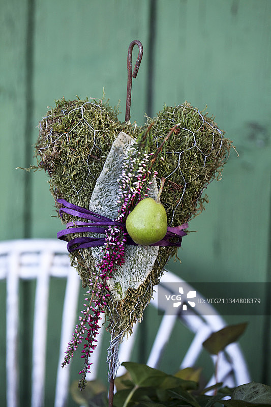 自制装饰品：苔藓心，含蓓蕾石楠花、羊毛叶和青苹果图片素材