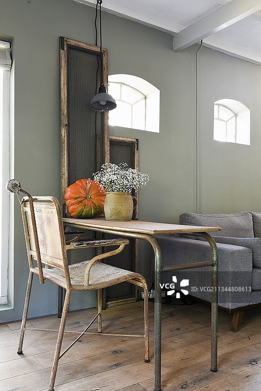 复古风格客厅中金属桌旁的旧椅子图片素材