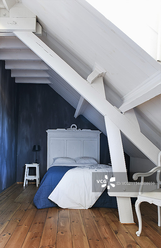 带白色天花板梁的阁楼卧室图片素材