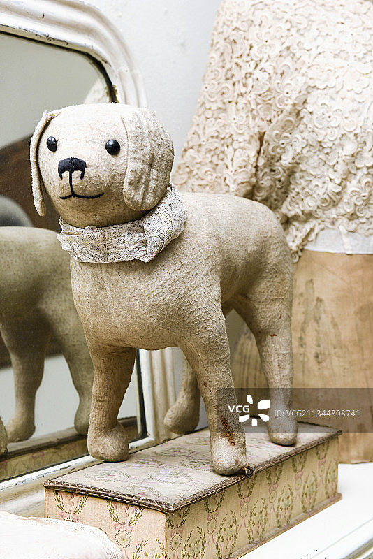 复古风格老玩具狗摆件图片素材