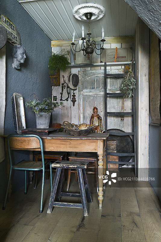 老式餐厅的木桌旁边的各种椅子图片素材