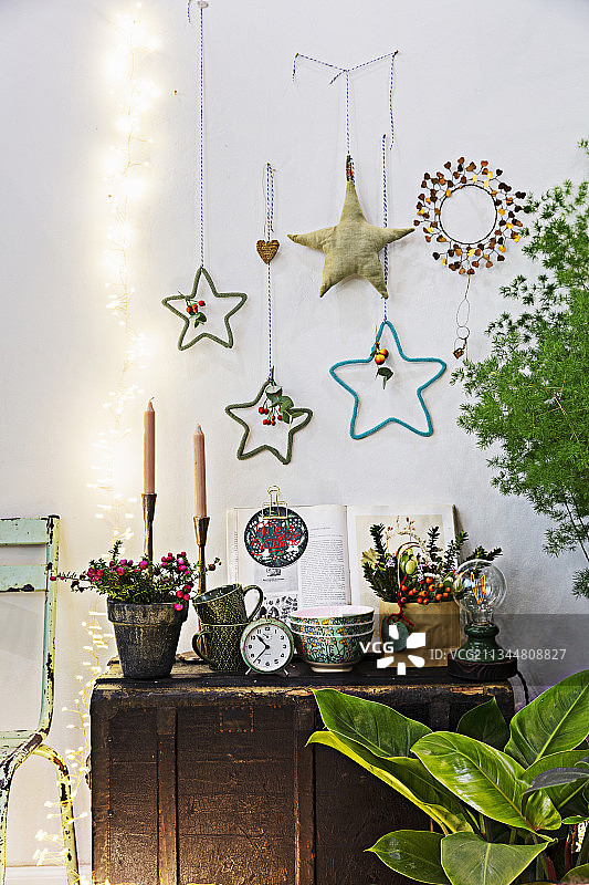 用作桌子的古董行李箱和墙上各种手工星星装饰图片素材