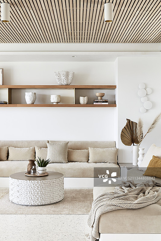 米色和白色波西米亚风格的客厅图片素材