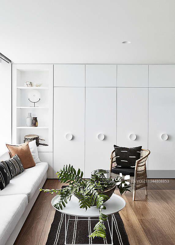 客厅里的白色组合柜和木地板图片素材