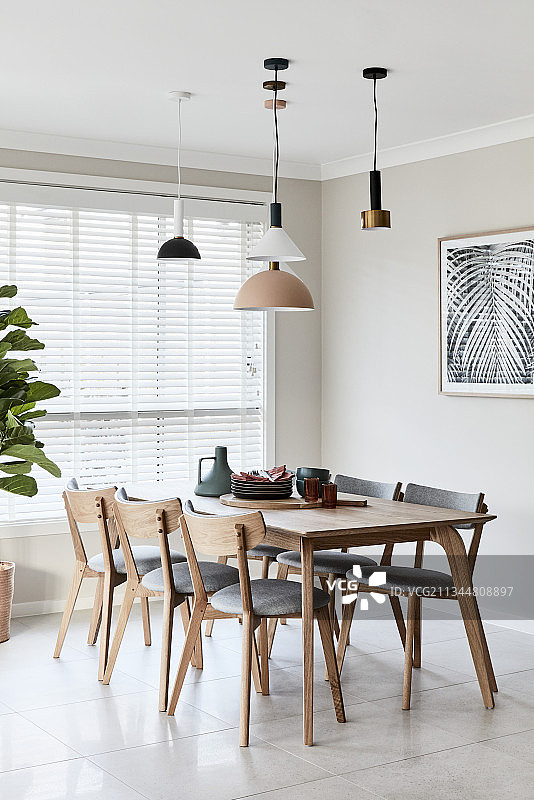 餐桌和木质软包椅上方的各种灯具图片素材