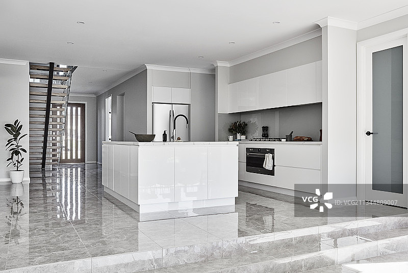 通往白色现代简约开放式厨房的台阶图片素材