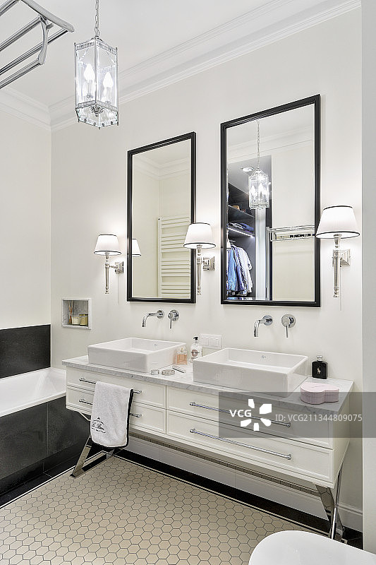 雅致经典黑白浴室中的双水槽图片素材