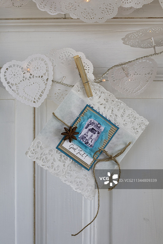 圣诞彩灯装饰有蕾丝垫和卡片图片素材