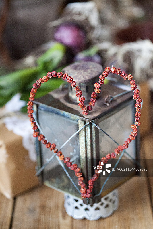 山灰浆果制成的心形花环图片素材