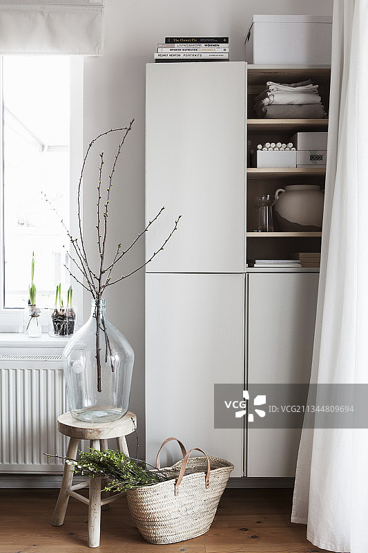 木凳上玻璃瓶中的樱花枝图片素材