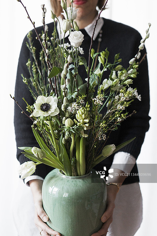 白色春季花卉花瓶：郁金香、银莲花、柳絮、六出花、风信子、伯利恒之星、洋桔梗和樱桃枝图片素材