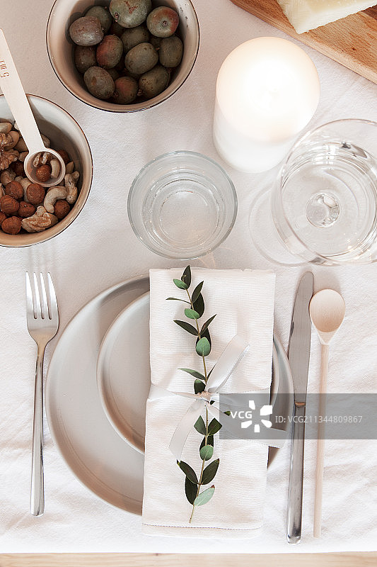 用树枝装饰的白色桌布餐桌摆台图片素材