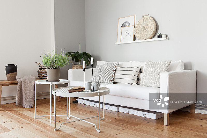 白色沙发，配有靠垫、蜡烛和咖啡桌上的薰衣草图片素材