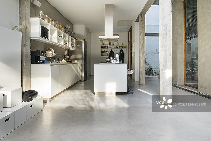 开放式厨房中的岛台和水泥地面图片素材
