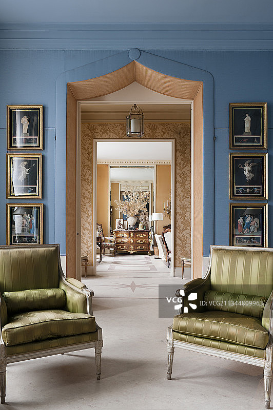 路易十六风格扶手椅，位于由摄政时期艺术品构成的门框前图片素材