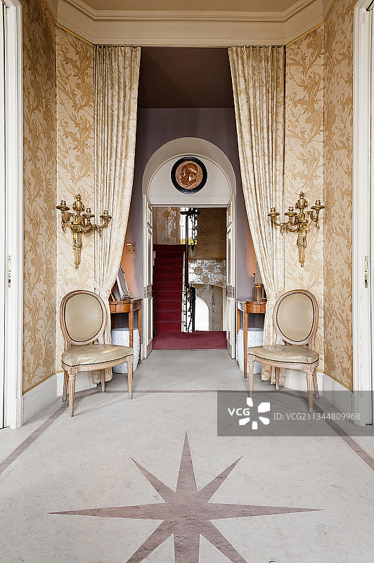 路易十六风格的餐椅和大理石地板图片素材