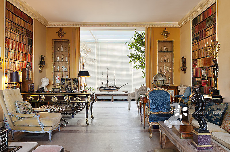 书房内的法式乌木古董家具图片素材