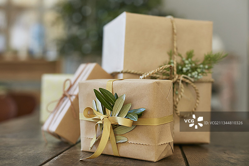 用棕色纸包裹的礼物，配橄榄叶和杜松枝图片素材