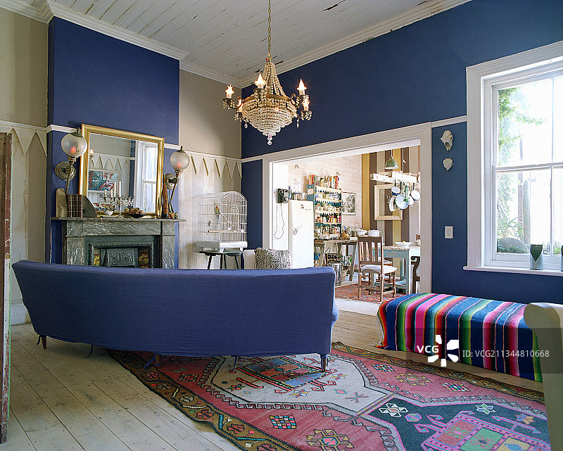 客厅里带蓝色强调墙的蓝色沙发图片素材