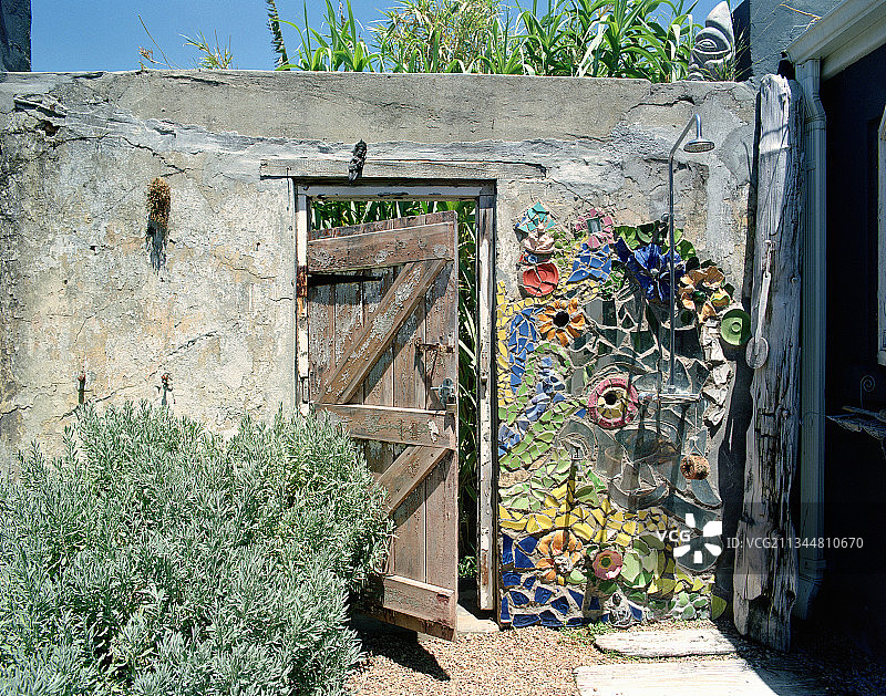 用室外淋浴艺术装饰的石墙图片素材