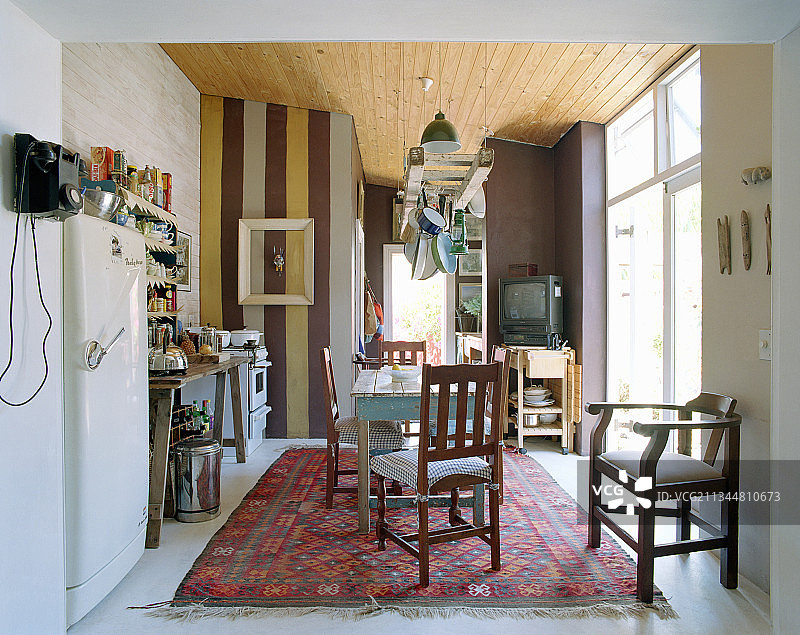 控制台和旧电视背景上的悬挂式搁板图片素材