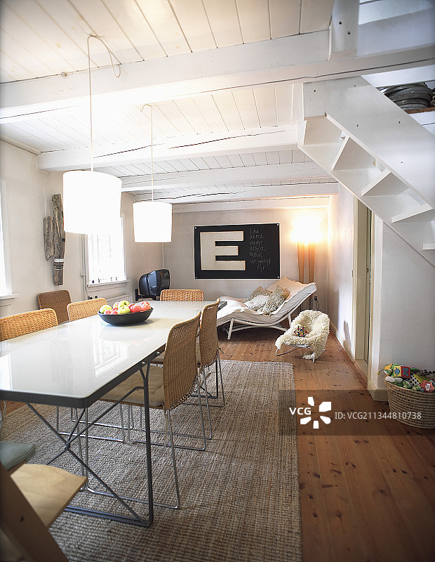 用餐区的长桌和椅子图片素材