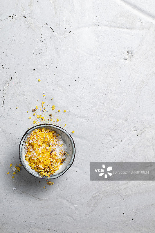 含干花瓣的黄色浴盐图片素材
