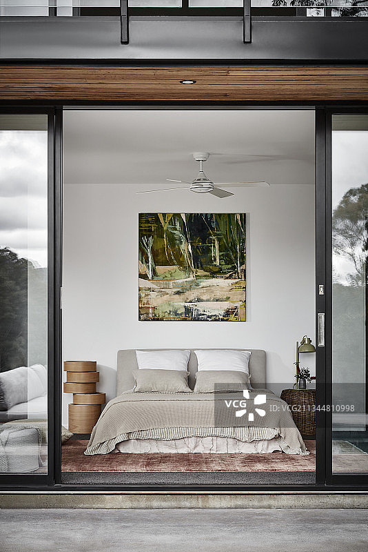 从露台透过推拉门看卧室图片素材