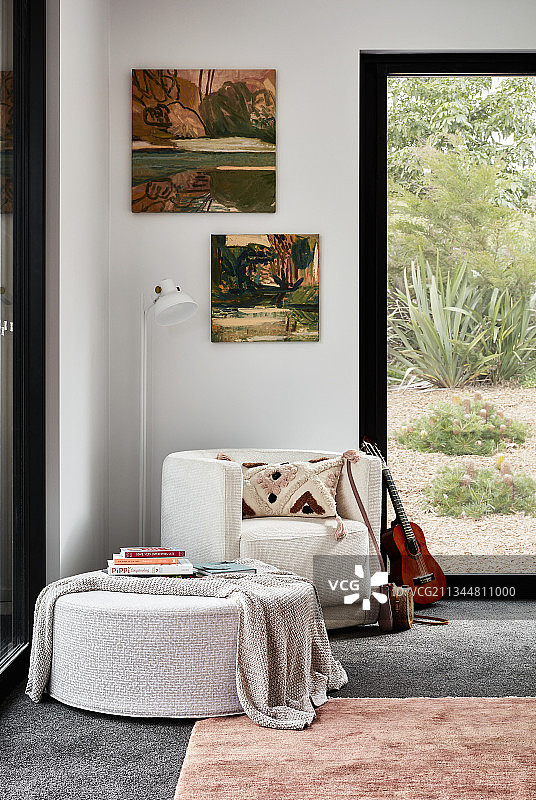 房间角落里的软垫、扶手椅和落地灯图片素材