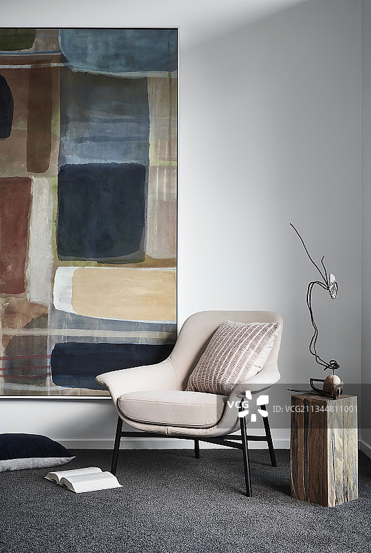 扶手椅、边桌与现代艺术墙图片素材