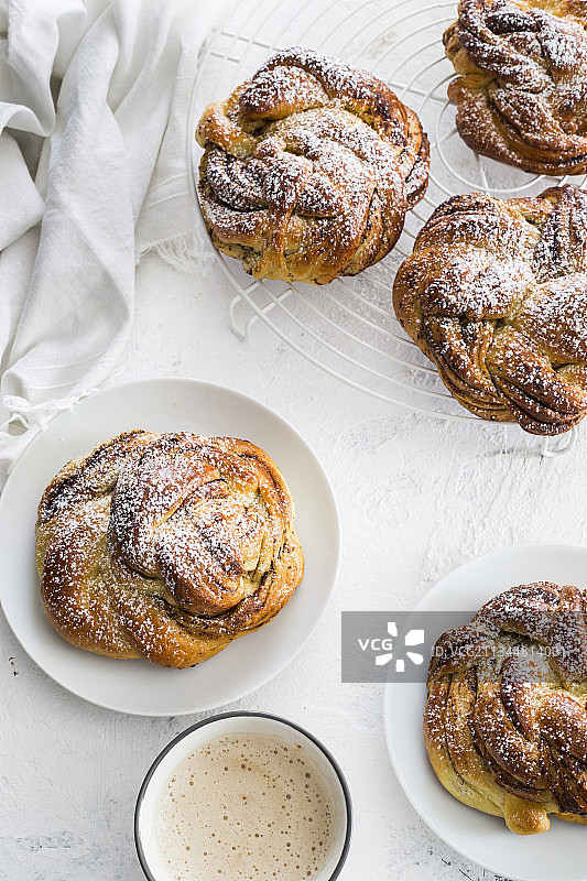 巧克力肉桂编织甜面包图片素材