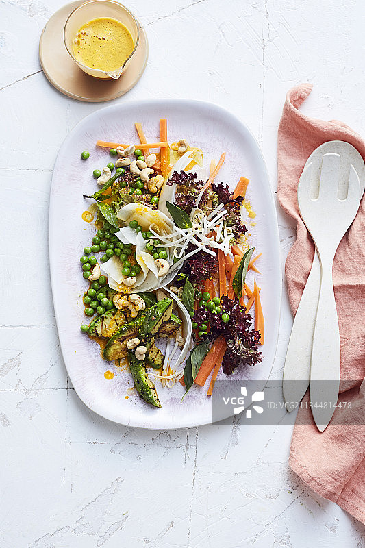 皱叶红生菜配豌豆、姜和胡萝卜调味汁图片素材