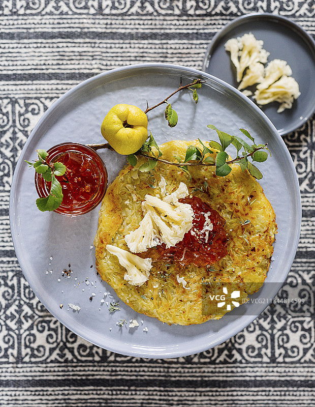 榅桲果冻山羊奶酪土豆油炸馅饼图片素材