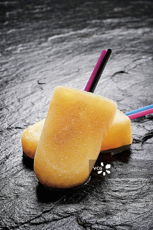 由淡啤酒、蔗糖和酸橙汁制成的啤酒棒棒糖图片素材