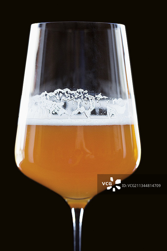 黑背景下的一杯精酿啤酒图片素材