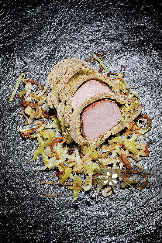 果渣皮烤腌肉配巴伐利亚卷心菜图片素材