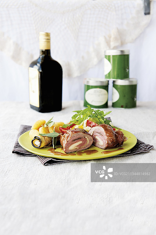 小牛肉炸肉排和马苏里拉卷配鼠尾草和圣丹尼火腿图片素材