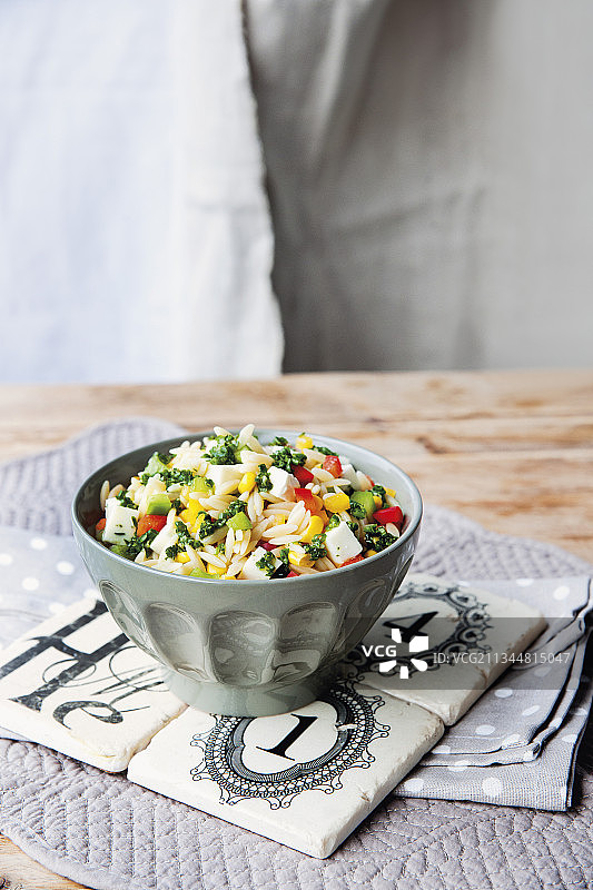 米线沙拉配甜椒、甜玉米和马苏里拉奶酪图片素材