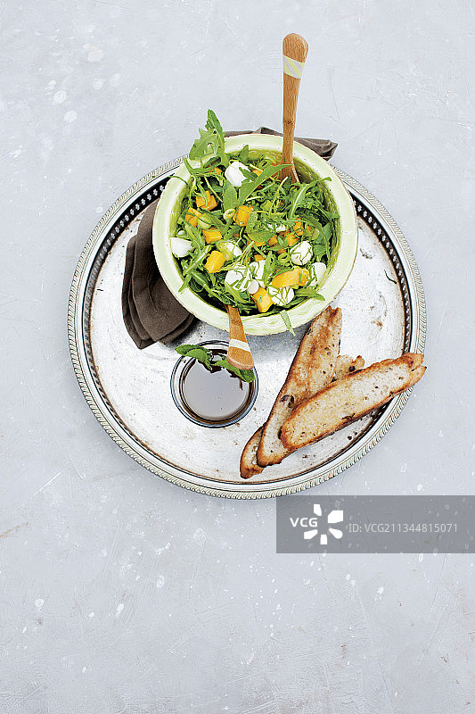 火箭与芒果马苏里拉沙拉图片素材