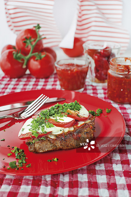 香辣猪颈肉牛排焗马苏里拉奶酪图片素材