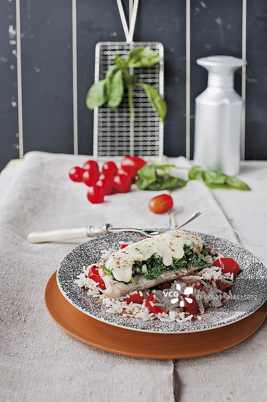 菠菜和马苏里拉鳕鱼片图片素材