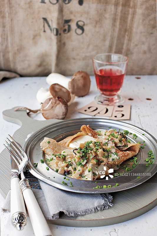 牛肝菌和马苏里拉火腿馅饼图片素材