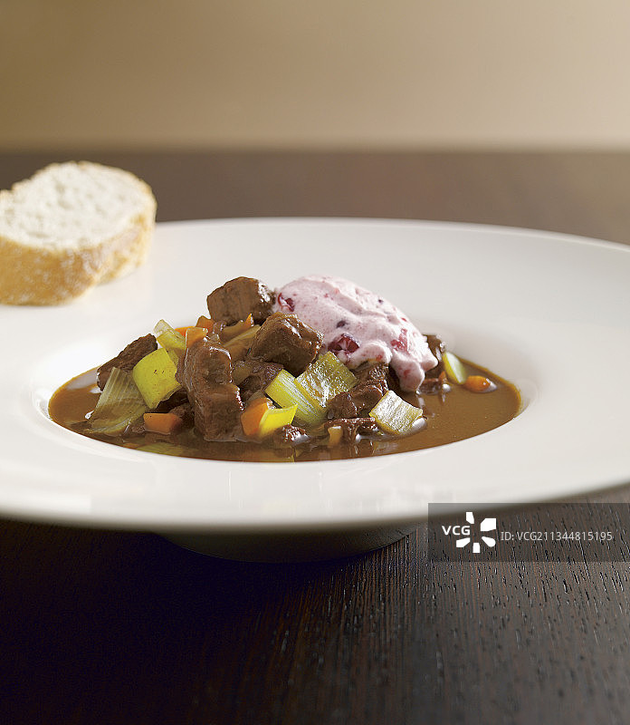 搭配奶油越橘的鹿肉浓汤图片素材