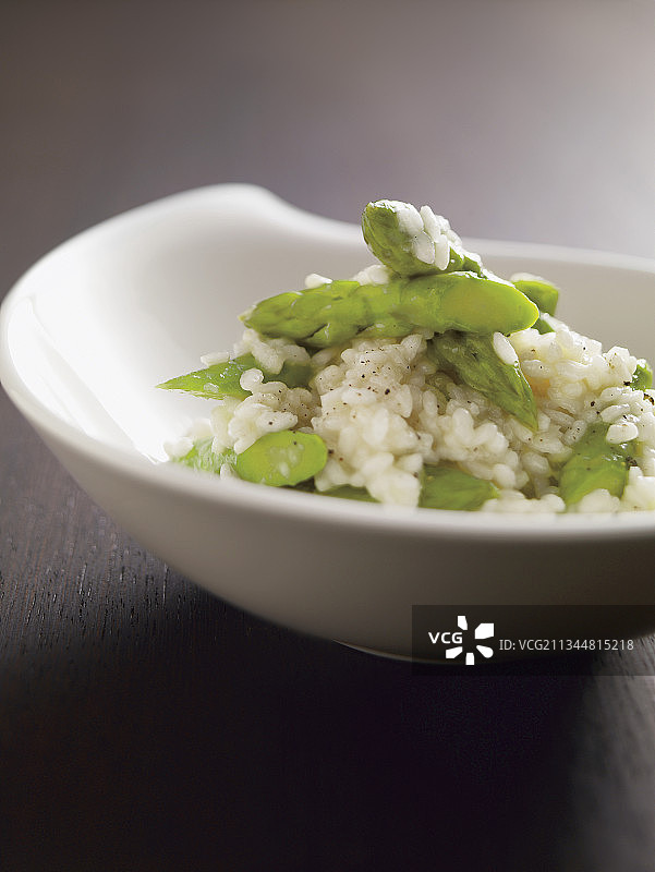 芦笋白葡萄酒帕尔马干酪烩饭图片素材