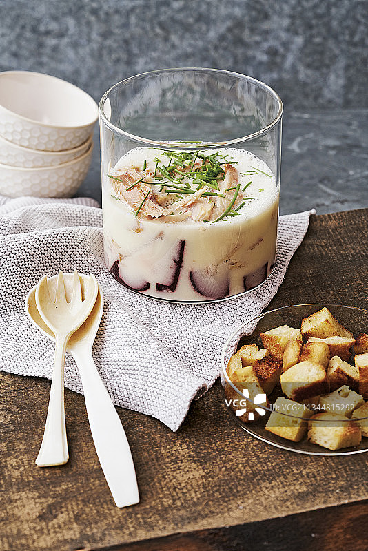 配面包丁的烟熏鱼汤图片素材