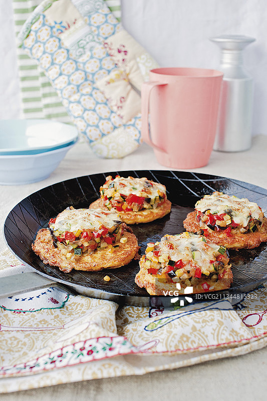 地中海蔬菜和马苏里拉奶酪土豆图片素材