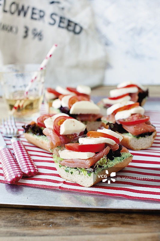 开放式三文鱼和马苏里拉三明治图片素材