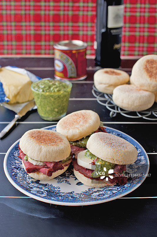 烤牛肉、野蒜香蒜酱和马苏里拉英式松饼图片素材
