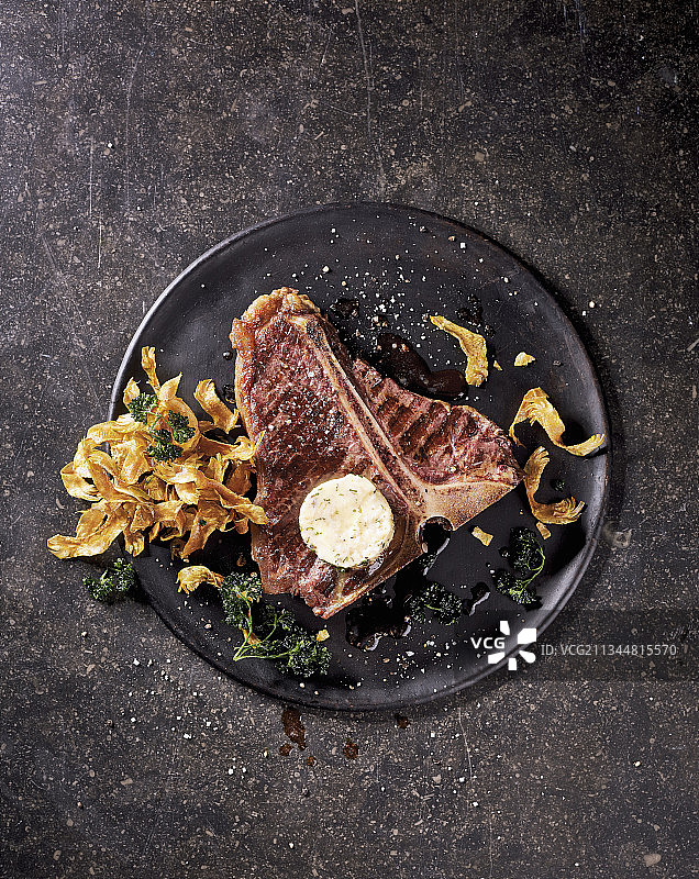 带炸朝鲜蓟和骨髓黄油的T骨牛排图片素材