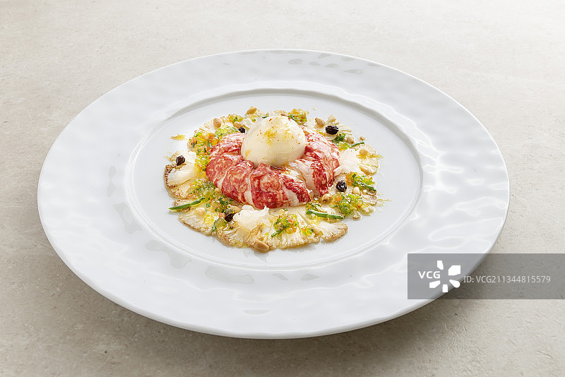 蓝色龙虾配阿马尔菲薄荷和烤花椰菜图片素材